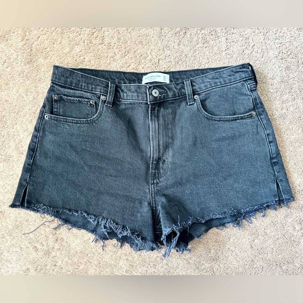 The Mom Short high waisted Abercrombie size 32 faded black denim